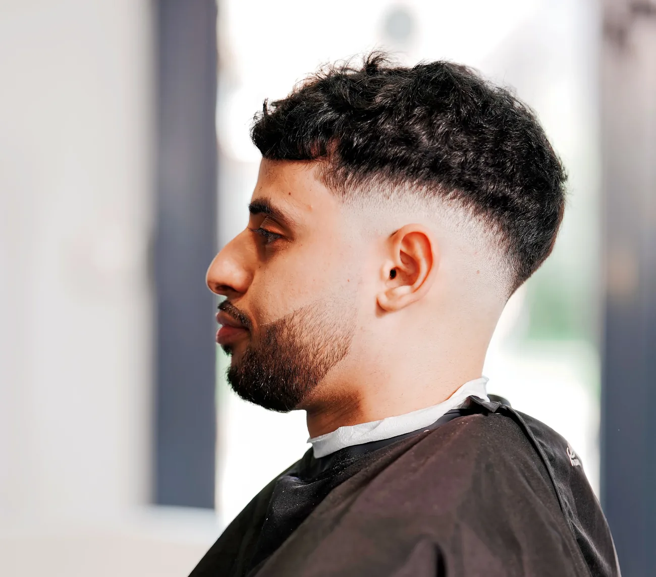 Dégradé bouclé réalisé au Barber Shop 59, vue de profil