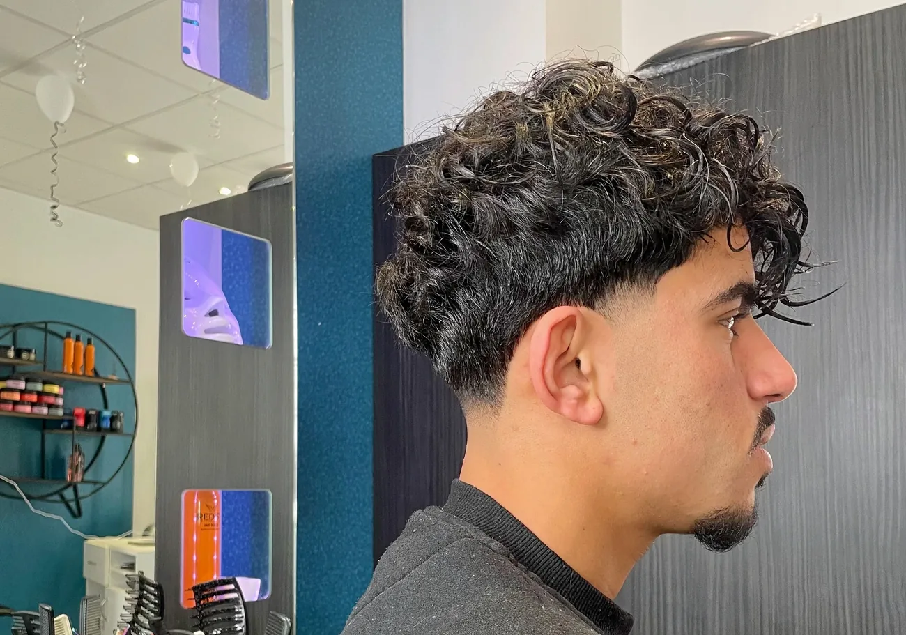 Dégradé sur cheveux bouclés au Barber Shop 59