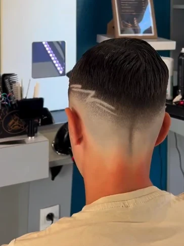 Dégradé avec motif rasé réalisé au Barber Shop 59 à Dunkerque, vue de dos