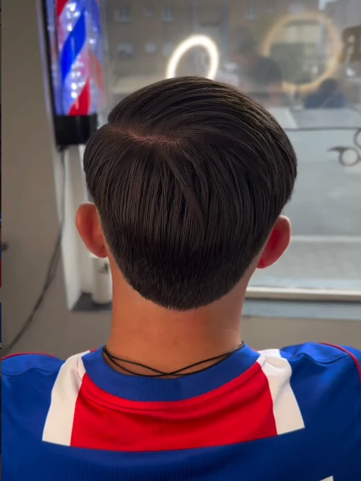Dégradé plaqué en arrière réalisé au Barber Shop 59 à Dunkerque, vue de dos