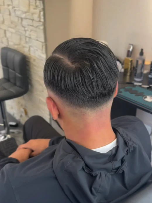 Dégradé avec raie sur le côté réalisé au Barber Shop 59 à Dunkerque, vue de dos