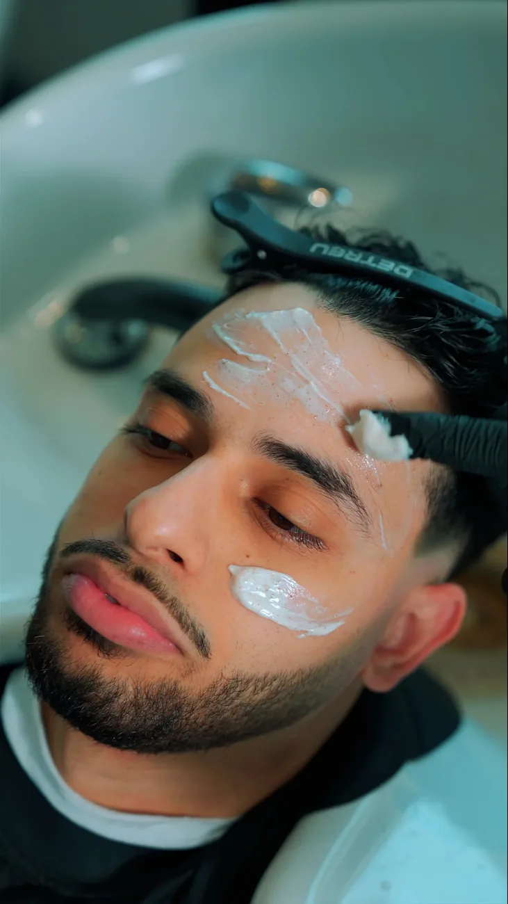 Gommage du visage, soin proposé au Barber Shop 59 à Dunkerque